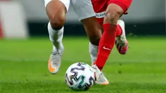 VAR incelemesi sırasında maskeli taraftar monitörün fişini çekti