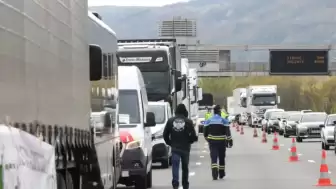 Fransa’da taşımacılık sektörü sokakta: Şoförler yakıt fiyatlarına karşı kontak kapattı