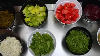 Sağlıklı beslenmenin gizli şifresi çözülüyor! Sebzeleri çiğ tüketmek her zaman en iyisi mi? Bilim dünyası, hangi gıdanın hangi yöntemle gerçek bir şifaya dönüştüğünü açıklıyor.