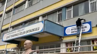 Kahramanmaraş’ta Ayser Çalık Ortaokulu geçici olarak başka bir binaya taşındı, yeni eğitim yeri için okul tabelası asıldı.