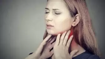 Boğaz ağrısını anında bitiren doğal çözüm!