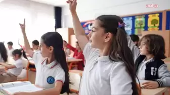 Eğitimde alarm zilleri çalıyor! Eğitim-Bir-Sen'in yayımladığı son rapor, Türkiye’de hem öğrenci sayısının hem de okullaşma oranlarının gerilediğini ortaya koydu. Dezavantajlı gruplar ve kırsal bölgelerde eğitimden kopuş derinleşiyor.