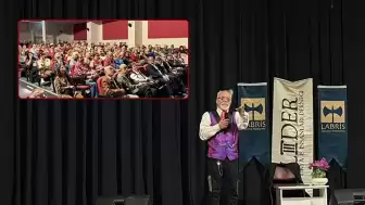 Fethiye’de Entelektüel Rüzgar: Emre Kongar Söyleşisine Rekor Katılım!