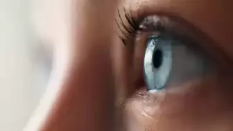 Sadece Yorgunluk Değil: Göz Seğirmesinin Altında Yatan Gizli Nedenler