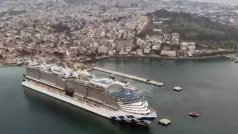 Kuşadası Limanı’nda Dev Hareketlilik: 2 Gemiyle 5 Bin 297 Turist Geldi!