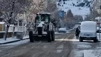 Erzurum ve Kars’ta Nisan Sürprizi! Kar Yağışı ve Tipi Hayatı Durdurdu: 73 Mahalle Yolu Kapandı, Ekipler Beyaz Esaretle Mücadele Ediyor