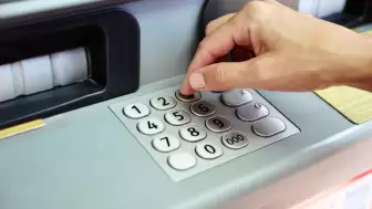 Cüzdanlar boşalıyor, teknoloji cebimize sığıyor! Bankacılık dünyasında fiziksel kart taşıma zorunluluğu sona eriyor. ATM’lere getirilen yeni kimlik doğrulama sistemleriyle artık nakit çekmek saniyeler sürecek.