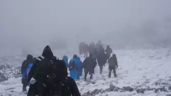 Bahar gelmesini beklerken kış geri döndü! Ankara'nın yüksek bölgeleri sabah saatlerinde yağan karla beyaza büründü. Mevsim normallerinin altındaki sıcaklıklar, şehirde kış hazırlıklarını rafa kaldıran başkentlileri şaşırttı.