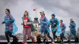 İstanbul’un sembol koşularından "İstanbul'u Koşuyorum" Asya etabı, Üsküdar sahilinde sağanak yağmur altında yapıldı. 4 bin sporcu, olumsuz hava koşullarına rağmen kentin sokaklarını adımlayarak sporun birleştirici gücünü sergiledi.