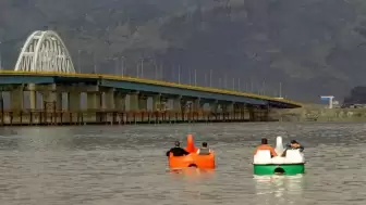 Bir zamanlar tuz çöllerine teslim olan Urmiye Gölü, son yağışlar ve yürütülen ıslah projeleriyle yeniden suyla buluştu. Bölge halkı ve çevreciler için umut olan bu canlanma, doğru su politikalarının hayati önemini bir kez daha kanıtladı.