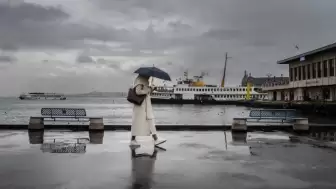 İstanbul’da sıcaklıklar düşüyor, yağış kapıda! AKOM, hafta sonu için İstanbul genelinde beklenen hava durumu tahminlerini paylaşarak İstanbulluları tedbirli olmaya çağırdı. Peki, yağış ne zaman başlayacak? İşte bölge bölge hafta sonu hava raporu...