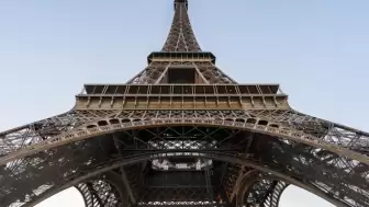 Paris’te Eyfel Kulesi’nde Filistin Bayrağı Açan Aktivistlere Müdahale