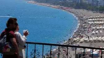Sezon Erken Açıldı: Antalya Konyaaltı Sahili Ziyaretçi Akınına Uğradı