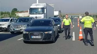 İstanbul Valiliği duyurdu! Kentteki çeşitli etkinlikler ve planlanan çalışmalar nedeniyle yarın sabah saatlerinden itibaren kentin birçok noktasında trafik akışı durdurulacak. İşte alternatif güzergâhlar ve kapatılacak yollar...