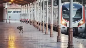 İstanbul’un ulaşım ana omurgası Marmaray’da yeni bir dönem başlıyor. Ulaştırma ve Altyapı Bakanlığı, 3 Mayıs’tan itibaren geçerli olacak yeni sefer planını duyurdu. Artan yolcu yoğunluğuna karşı "ek sefer" ve "hızlı hat" çözümleri masada.