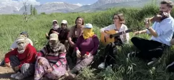 Üniversite öğrencilerinden anlamlı jest: Tarlada çalışan kadınlar için özel Anneler Günü konseri!