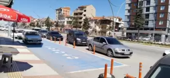 Otobüs durağına, otobüsler park eden araçlardan dolayı giremiyor