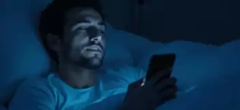 Karanlık Çökünce Telefonu Bırakın: Sağlıklı Bir Uyku İçin 'Mavi Işık' Önlemi