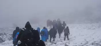 Bahar gelmesini beklerken kış geri döndü! Ankara'nın yüksek bölgeleri sabah saatlerinde yağan karla beyaza büründü. Mevsim normallerinin altındaki sıcaklıklar, şehirde kış hazırlıklarını rafa kaldıran başkentlileri şaşırttı.