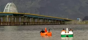 Bir zamanlar tuz çöllerine teslim olan Urmiye Gölü, son yağışlar ve yürütülen ıslah projeleriyle yeniden suyla buluştu. Bölge halkı ve çevreciler için umut olan bu canlanma, doğru su politikalarının hayati önemini bir kez daha kanıtladı.