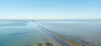 Denizin ortasındaki bu yol sürücülere korku dolu anlar yaşatıyor