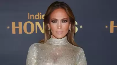 Jennifer Lopez'in kullandığı baş aksesuarı, Kızılcık Şerbeti'nin ünlü Asude Hanım'ına benzetildi ve sosyal medyada büyük ilgi gördü!