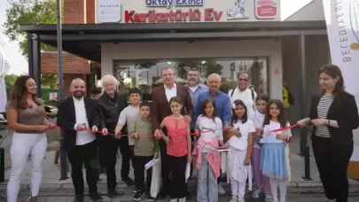 Karikatürlü Ev, Ayvalık'ta Oktay Ekinci tarafından açıldı ve sanatseverleri ağırlamaya başladı.