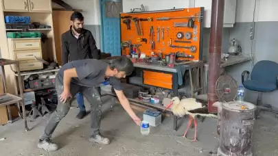 Yorgun düşmüş leyleğe bir oto kaporta ustasının yardım eli oldu
