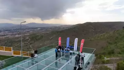 Cam terasında düzenlenen masa tenisi turnuvası renkli ve heyecan dolu anlara sahne oldu