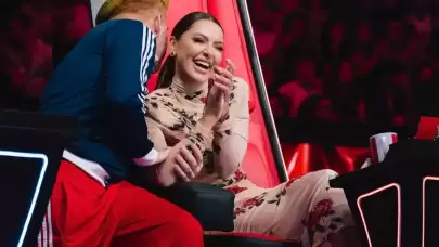 Pop müzik sanatçısı Hadise, tercihini desenli mini elbiselerden yana kullandı.