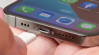 iPhone kullanıcıları dikkat! Güvenlik uzmanları, son günlerde artan tehlikeli yazılımların iPhone'lara da bulaştığını belirtiyor. Uzmanlar, güvenlik yazılımlarını düzenli olarak güncelleyerek ve bilinmeyen kaynaklardan uygulama indirmemeye dikkat ederek cihazlarını korumaları konusunda uyarıda bulunuyor.