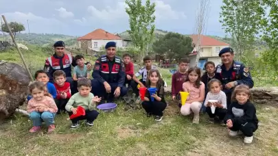 Öğrenciler, jandarma eşliğinde fidanları toprağa dikti