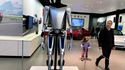 Tesla'nın yeni robotu, ev işlerine destek olmaya başladı: Ütü yapabilecek mi, yemek yapabilecek mi, temizlik yapabilecek mi?