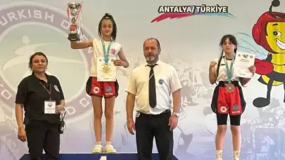Uşaklı Fatma Çakal, Dünya Kick Boks Şampiyonası'nda İki Zafer Kazandı!