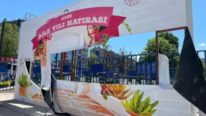 Aile ve Sosyal Hizmetler Bakanlığı temsilcileri, panolara zarar veren gençlerle diyaloğa geçti.