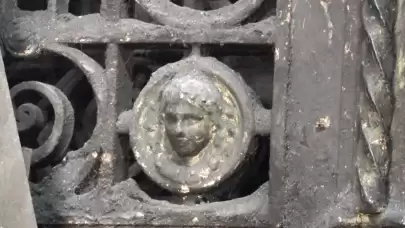 Antika tutkunları ve din adamları, eski kapının izinde