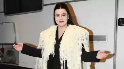 Yasemin Sakallıoğlu, 100. gösteri için özel olarak tasarlanmış 12 kiloluk kostümüyle dikkatleri üzerine çekti - Sanat Dünyası Şıklığıyla Göz Kamaştırdı!