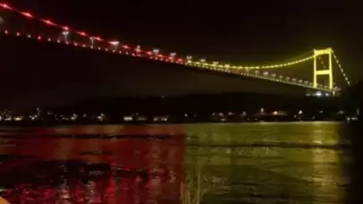 Galatasaray’ın renkleri İstanbul Boğazı’ndaki köprülere yansıtıldı
