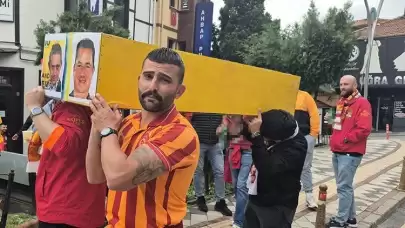 Galatasaray taraftarları, sarı-kırmızı renkli tabutla yürüdü!