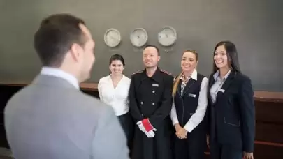Konaklama sektöründe devrim niteliğinde bir değişiklik: Otellerdeki işe alım, terfi ve performans değerlendirme süreçleri artık daha şeffaf!