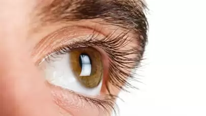 Erkekler arasında yaygınlaşan yeni trend: Maskülen bir görünüm için kirpik kesme yöntemi tercih ediliyor