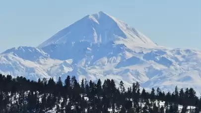 KARS BEYAZA GÖMÜLDÜ! KAR KALINLIĞI 1 METREYİ GEÇTİ