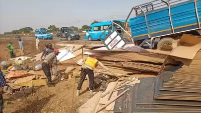 Nijerya’da yolcu taşıyan kamyon devrildi