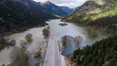 Sel Felaketi Ulaşımı Felç Etti: Antalya-Konya Yolunun 4 Kilometrelik Bölümü Adeta Göl Oldu