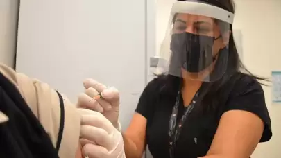 Sağlıkta “Erkek Standartı” Riski: Koruyucu Ekipmanlar Kadınları Korumuyor mu?