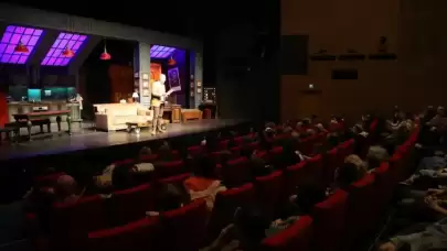 Sahne Işıkları Hiç Sönmedi! 27 Mart Dünya Tiyatro Günü Tüm Sahnelerde Kutlandı: Şehir Tiyatroları Kapılarını Sanatseverlere Ücretsiz Açtı