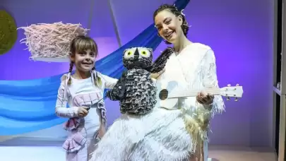 "Vay! Dedi Baykuş" Sahnesinde Anne-Kız Dayanışması: Özge Özder ve Kızı Luna Aynı Sahnede