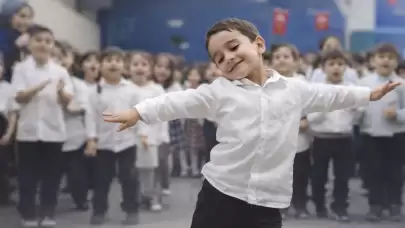 OKUL ETKİNLİĞİNDE İLAHİ RİTMİYLE DANS EDEN ÖĞRENCİ GÜNDEM YARATTI