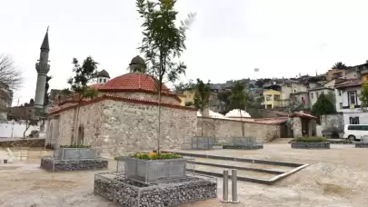 Emek İzmir’den, Tapu Vakıflar’dan! Büyükşehir’in Kamulaştırıp Hayata Döndürdüğü Tarihi Namazgah Hamamı’na Şok El Koyma Kararı