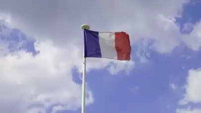 Fransa’da seçmenler ikinci tur için sandık başında